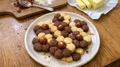 İki Renkli Çiçek Kurabiye Tarifi: Kıyır kıyır doku, ortası fındıklı pastane havası