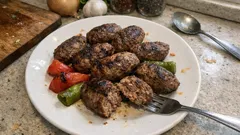 Fırında ızgara köfte tarifi: dışı kızarmış, içi sulu köfteler 25 dakikada
