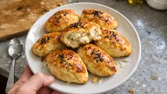 Mayasız kıyır poğaça tarifi: peynirli, ağızda dağılan ve 20 dakikada hazır