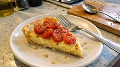 Fırından çıkar çıkmaz dilimlenen peynirli kiş: ele yapışmayan hamurla