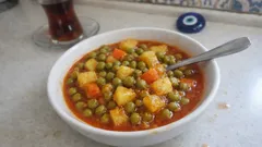 Taze bezelyeyle patatesli bezelye yemeği: tek tencerede tam kıvamında