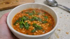 Tek tencerede mercimekli semizotu çorbası: hafif ekşi, tam kıvamında