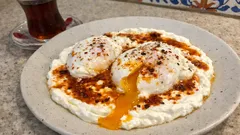 Dağılmayan poşe yumurtayla klasik çılbır: sarımsaklı yoğurt ve biberli tereyağı