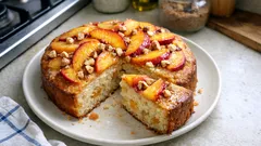 Şeftalili yaz keki: tek kapta yoğurtlu hamur, üstüne hafif sosla yumuşacık