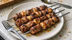 Yoğurtlu terbiyede kuzu şiş: evde ızgara tadında, dışı mühürlü içi sulu