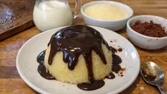 Çikolata soslu irmik tatlısı: tencerede pratik, kalıpta tam kıvamında sütlü tatlı