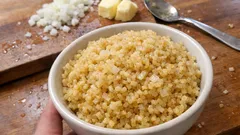 Tereyağlı bulgur pilavı: tane tane olsun diye soğanla kısa kavurma yöntemi