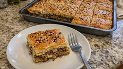 Maden sodalı sosla hazır yufkadan kıymalı börek: tepside yumuşacık, üstü çıtır