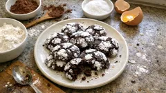 Sufle gibi yumuşak kakaolu çatlak kurabiye: içi nemli, dışı pudra şekerli