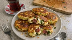 10 dakikada tavada Sucuklu Kaşık Dökmesi: yoğurtlu hamurla yumuşacık