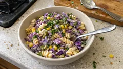 Mor Lahanalı Makarna Salatası: Yoğurtlu Sosuyla Dinlendikçe Lezzeti Oturan Tarif