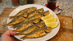 Mısır unuyla fırında istavrit: çıtır dış, sulu iç için pratik yöntem