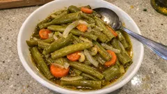 Zeytinyağlı havuçlu taze fasulye: tencerede kat kat dizerek tam kıvamında
