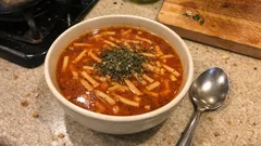 15 dakikada tencereye gelen salçalı erişte çorbası: kıvamı tam kararında