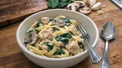 Kremasız da ipeksi: Tavuklu ıspanaklı makarna (süt-nişasta sosuyla)