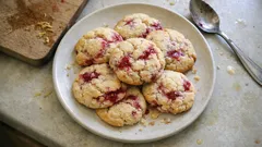 Frambuazlı kurabiye tarifi: esmer şeker ve limonla yumuşacık, çay saatine çok yakışır