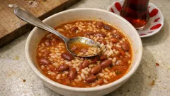 Portekiz usulü Arroz de Feijão: aynı tencerede kırmızı fasulye ve pirinç