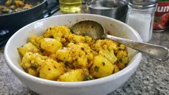 Tek tencerede Aloo Gobi tarifi: Baharatlı patatesli karnabahar, tam kıvamında