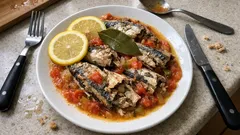 Su eklemeden tencerede sardalya buğulama: dağılmadan, yumuşacık pişiyor