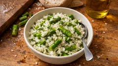 Tane tane zeytinyağlı kuşkonmazlı pilav: dereotlu, hafif ve çok şık