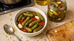 Kütür kütür acılı kornişon turşusu: bulanıklaşmayan salamurayla tam kıvamında