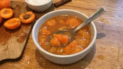 Yazın favorisi taze kayısı kompostosu: tarçın aromalı, tam kıvamında şerbet