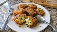 Kaşık kaşık tavada pişen Mücrim: lorlu, maydanozlu yumuşacık kahvaltılık