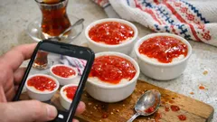 Çilek soslu muhallebi tarifi: pürüzsüz kıvam, parlak sosla çok hafif