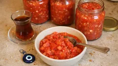 Pişirmeden çiğden domates konservesi: kavanozda ısı işlemiyle 1 yıl saklayın