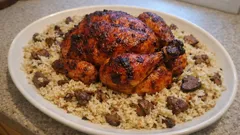 Tek tepside fırında iç pilavlı bütün tavuk: nar gibi kızaran, tane tane pilav