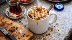 Hazır karamel kullanmadan: tencerede kremamsı karamelli sıcak çikolata tarifi