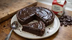 Ganajlı çikolatalı tart kek: tart kalıbında yumuşacık kek, üstüne parlak ganaj