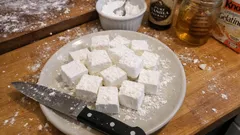 Ev Yapımı Marshmallow Tarifi: Dışı hafif kabuklu, içi pamuk gibi (adım adım)