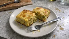 Fırında peynirli pırasa: mısır unuyla kek kıvamında, kolay dilimlenen tarif