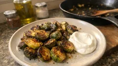 Tavada Brüksel lahanası: kapak altında pişir, dışı hafif kızarsın