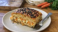 Kek kalıbında börek tarifi: dilim dilim çıkan, susamlı-çörek otlu çıtır dış