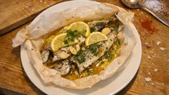 Fırında kağıtta istavrit: limon ve sarımsakla yumuşacık, kokusuz balık