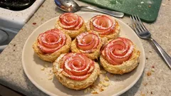 Milföyle Elmalı Gül Tart: Muffin Kalıbında Çıtır Çıtır, Şık Bir Sunum