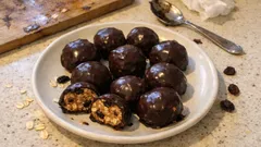 Çikolata Kaplı Glutensiz Fıstık Ezmeli Enerji Topları: Yulaf ve Üzümlü Pratik Tarif