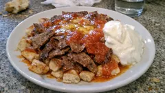 Hazır dönerle evde İskender: tırnak pide ve salçalı sosla lokanta tadı