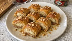 Baklava yufkasıyla fındıklı rulo tatlı: şerbeti kararında, üstü çıtır
