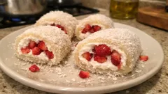 Fırınsız Çilekli Paşa Sarması: damla sakızlı muhallebiyle tepside kolay tatlı