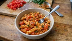 Tek tencerede domates soslu makarna: az bulaşıkla tam kıvamında