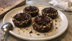 Pastane usulü çikolatalı mini tart: kıyır hamur, tam kıvam ganaj ve fındıklı kenarlar