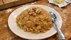 Topaklanmayan irmikli un helvası: sütlü şerbetle tam kıvamında tarif