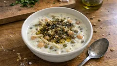 Kesilmeyen yoğurt terbiyesiyle Tutmaç çorbası: erişteli, mercimekli, nohutlu