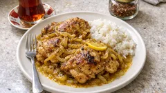 Bol soğanlı Tavuk Yassa tarifi: limon ve Dijon hardalıyla dengeli, çok aromatik