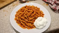 Anne usulü salçalı makarna: Salçayı kokusu çıkana kadar kavurunca tadı değişiyor