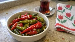 Yağlı Acı Biber Turşusu: Zeytinyağı ve Sarımsakla 20 Dakikada, Diri Diri