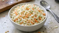 Yoğurtlu Mayonezli Beyaz Lahana Salatası: Çıtır Çıtır, 15 Dakikada Hazır